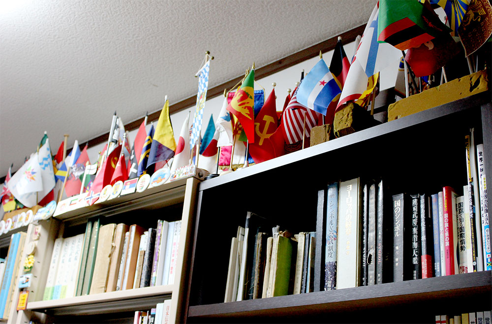 書棚の上にも小旗がずらり